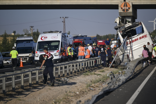 ANKARA'DA YOLCU OTOBÜSÜNÜN KÖPRÜ AYAĞINA ÇARPTIĞI KAZADA 9 KİŞİ ÖLDÜ, 27 KİŞİ YARALANDI