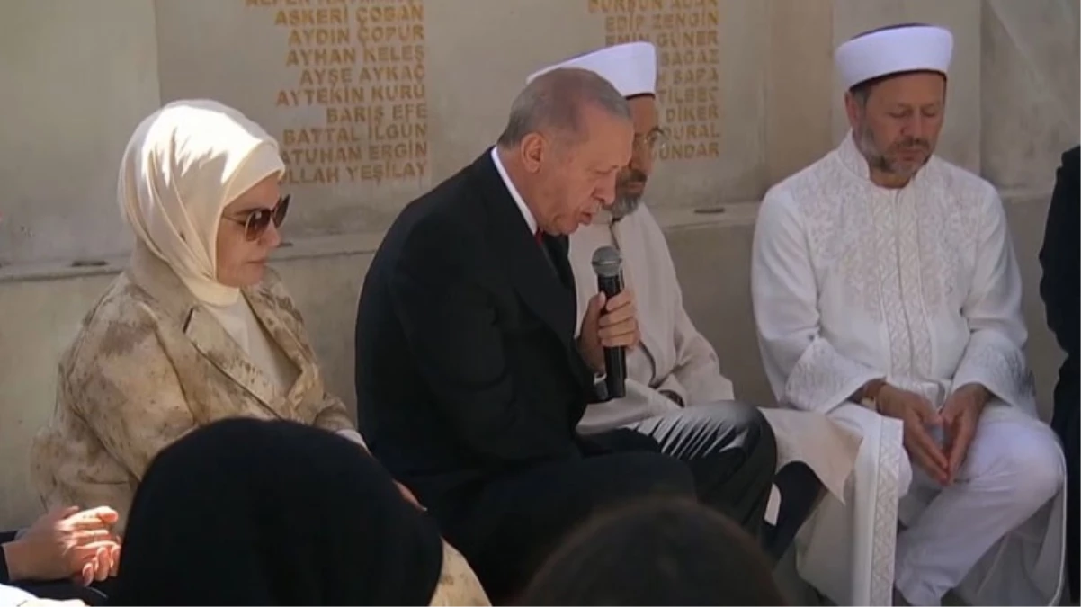 Cumhurbaşkanı Erdoğan'dan 15 Temmuz Şehitler Makamı'nda Kuran tilaveti