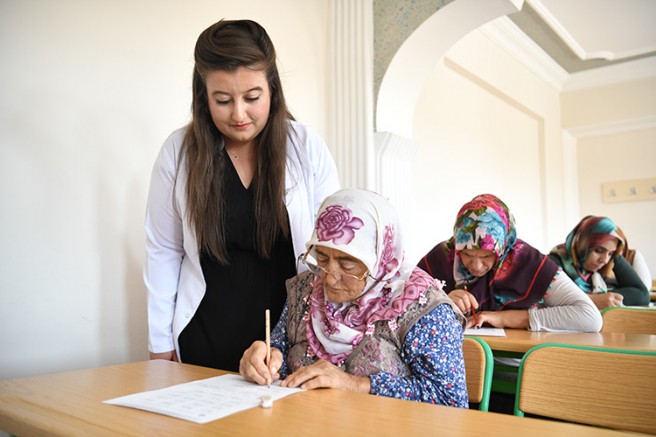 GÖNÜLLÜ ÖĞRETMEN SAYESİNDE 71 YAŞINDA OKUMA YAZMAYI ÖĞRENDİ