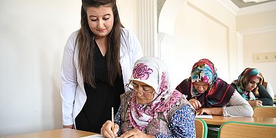 GÖNÜLLÜ ÖĞRETMEN SAYESİNDE 71 YAŞINDA OKUMA YAZMAYI ÖĞRENDİ